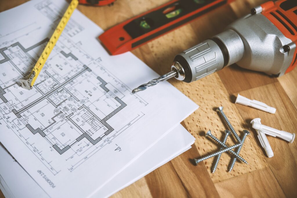 Hauspläne und Werkzeug für die Plaungung der Renovierung eines Hauses